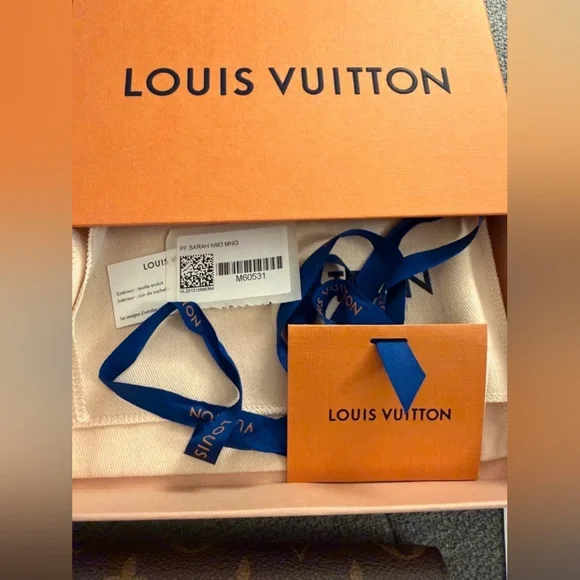 Louis Vuitton Sarah Wallet - Picture 3 of 10